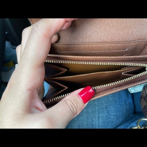 Authentic LV wallet - Picture 7 of 9